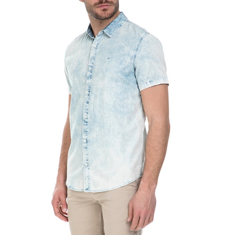 CALVIN KLEIN JEANS-Ανδρικό κοντομάνικο τζιν πουκάμισο Calvin Klein Jeans γαλάζιο με ξεβάμματα