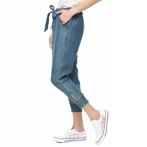 BILLABONG-Γυναικείο τζιν παντελόνι BILLABONG Walkshorts Ines Beach Pant Chambray