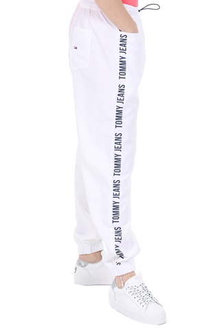TOMMY HILFIGER-Γυναικείο παντελόνι φόρμας TOMMY HILFIGER JOGGER TAPE RELAXED λευκό