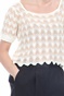 KENDALL + KYLIE-Γυναικεία πλεκτή cropped μπλούζα KENDALL + KYLIE  SCALLOP STRIPE εκρού μπεζ