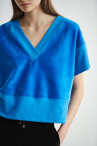SUGARFREE-Γυναικεία κοντή βελουτέ μπλούζα SUGARFREE 22812037 μπλε
